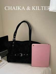 Bolsa tote feminina CHAIKA & KILTER em camurça sintética de cor sólida, estilo retrô, com alça dupla, fechamento em zíper e detalhe decorativo na alça. Ideal para uso diário e em atividades ao ar livre. - Preto - Ver 4