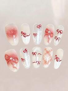 Ein Set mit 10 handgefertigten, exquisiten, lang-sargförmigen Nageltips für Valentinstag und Herbst, mit Y2K französischem Farbverlauf in Kirschrot, handgemalten Herzen, Schleifen, Karomuster, Aurora-Spiegeleffekt-Pulver und Strass-Verzierungen. Diese Nägel verleihen einen sanften, veredelten und eleganten Ausdruck, geeignet für alle Jahreszeiten. - Verschiedenfarbig - Übersicht 9