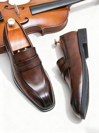 奢华复古男士便士乐福鞋，字母印花，优雅绅士社交真皮鞋，价格亲民，尽显高端质感，便捷套穿式设计，纯色鞋面，柔软舒适的真皮材质，轻便休闲鞋，杏仁鞋头，简约商务正装鞋，适合搭配西装、办公、派对、婚礼、新郎、宴会、约会、节日礼物等场合，春秋季穿着舒适。尺码偏小，建议选购大一码。