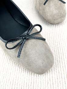 女士浅灰色蝴蝶结装饰芭蕾平底鞋，高品质浅灰色天鹅绒材质，休闲舒适，优雅的法式软底一脚蹬乐福鞋，适合搭配连衣裙、通勤和办公穿着，四季皆宜，舒适百搭。