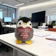 1个手工钩织企鹅毛绒玩具 - 可爱的钩针玩偶，带有“你是我的企鹅”心形标志，情人节和周年纪念日礼物 - 彩色 - 查看 5