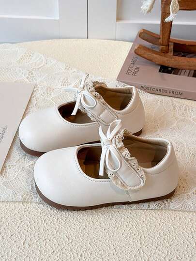 Småbarnsflickor enfärgade platta skor med kardborreband, prinsessskor med spetsdetaljer och rosettdekor, halkfria barnloafers med mjuk botten, vår/höst