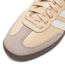 Adidas Originals 男女通用休闲鞋，中性运动鞋，SAMBA OG 滑板鞋，低帮舒适轻便通勤步行鞋，旅行简约复古慢跑健身运动鞋，JR0914 - 岩層沙暴土/亮白/樹脂黃 - 查看 6