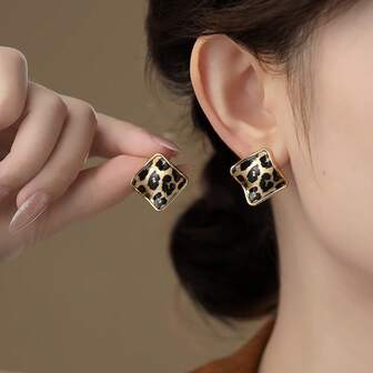 1对不对称金色豹纹耳钉