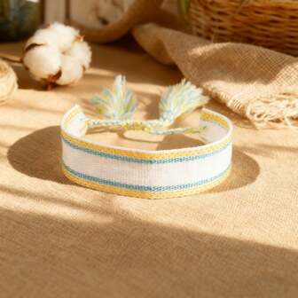 Una pulsera tejida con letras de estilo bohemio y colorida, adecuada para que las damas la usen a diario y como regalo de festival