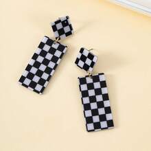 一对黑白棋盘格纹长耳环，适合日常佩戴和派对场合。 - 黑與白 - 查看 4