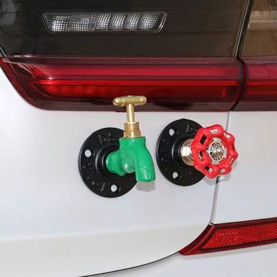 水龙头及阀门金属汽车贴纸 - 工业风黑/红盖配绿色水龙头装饰，耐用金属材质，适用于车顶/后部外侧，创意汽车造型配件，汽车配件，汽车贴纸，汽车装饰，汽车贴花，汽车用品，汽车必备品，汽车用品