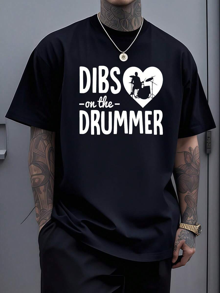 A Heart Enclosing The Figure Of A Drummer Symbolizes Passion, Rhythm, And Energy In Every Beat, Conveying Inner Strength And A Connection With Music For Those Who Love The Drums And Seek To Express Their Authenticity. Men's Plus Size T-Shirt, 100% Cotton, 220g - 黑色 - 查看 1