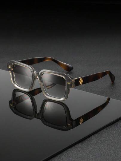 一副男士塑料镜框金属装饰长方形商务眼镜，简约稳重，时尚百搭，适合工作、通勤、旅行和日常佩戴。