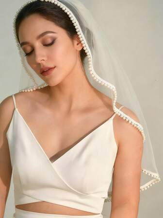 En kort pärlslöja av brud utan hårkam och ett utsökt och elegant huvudbonad för kvinnor.