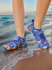 儿童夏季新款水上运动鞋，随机动物纹印花，透气网面鞋面，低帮，速干赤足鞋，男童沙滩/游泳鞋，橡胶防滑鞋底，户外骑行，室内健身瑜伽跑步跳跃多功能训练鞋 - 藍色 - 查看 1