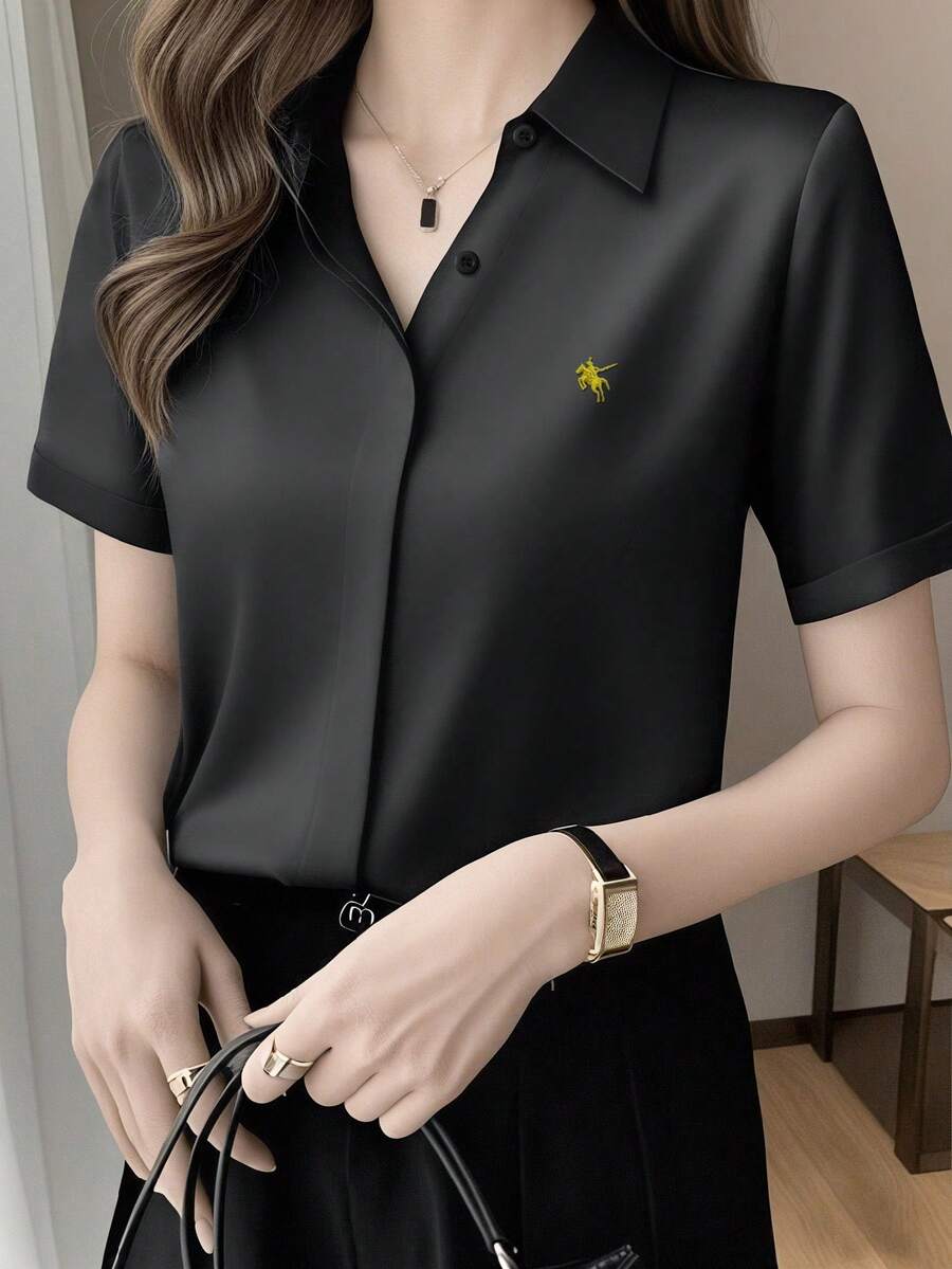 真丝短袖设计，别致港式缎面衬衫，纯色，纽扣开襟，适合春季办公室穿着，黑色