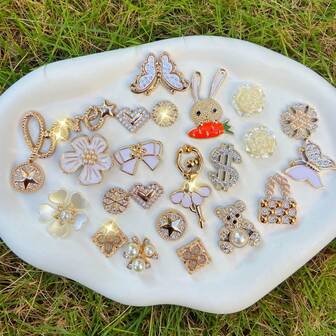 23件套水钻蝴蝶结、兔子、鞋子装饰品，包括钱包、爱心、蝴蝶、花朵等时尚DIY鞋饰，适用于花园鞋、凉鞋、沙滩鞋等可拆卸鞋饰，是送给家人、朋友和爱人的绝佳礼物。