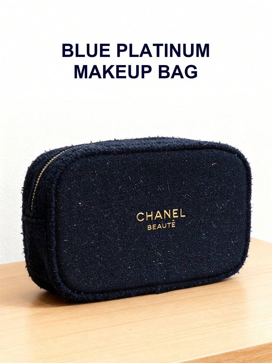 CHANEL Túi đựng mỹ phẩm bằng nỉ len màu xanh hải quân với logo vàng và khóa kéo hình hoa trà, túi đựng mỹ phẩm cao cấp.