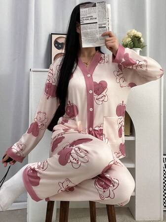 2 piezas Pijama de mujer con estampado de oso de dibujos animados y corazones en todo el diseño, con cárdigan de cuello en V, top de manga larga con bolsillos y pantalones estampados con osos de dibujos animados y corazones, cómodo y de moda, adecuado para uso casual en primavera/otoño