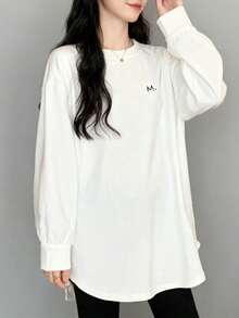 这款白色中长款长袖T恤饰有字母M刺绣，宽松版型，弧形下摆设计，休闲日常穿着，提升整体气质。 - 白色 - 查看 6