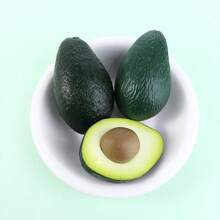 1个仿真牛油果，半个假水果，幼儿园教育用品，家居餐厅派对圣诞节摄影装饰