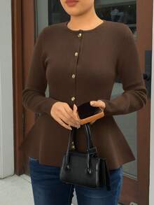 Áo cardigan dài tay cổ tròn màu trơn dành cho nữ. Viền bèo nhún tạo điểm nhấn thanh lịch và thời trang. Chiếc áo len sành điệu và tinh tế này rất phù hợp để chụp ảnh, mặc hàng ngày hoặc đi dạo. - Cà phê nâu - Xem 4