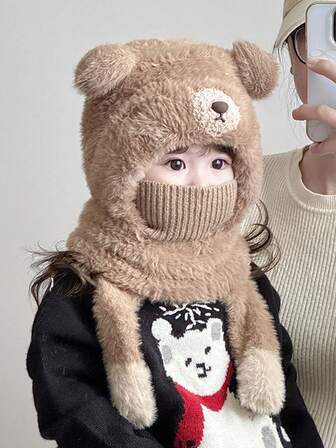 这款多功能帽子集冬季针织帽和围巾于一体，是一款适合女孩的全脸帽，带有护耳功能。它既保暖又舒适，是一款有趣的卡通熊毛绒派对帽，适合参加各种社交活动。