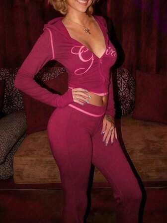 Damset med tryckt "tjej"-huvtröja och byxor, sportig långärmad tvådelad outfit i streetstil, lämplig för fest och samlingar, höst