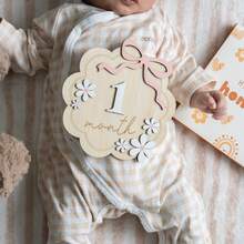 一套婴儿1-12个月木制花朵成长里程碑摄影道具，成长记录，双面里程碑吊坠，每月里程碑卡片，新生儿每月里程碑木制卡片 - 粉蝴蝶結 - 查看 9