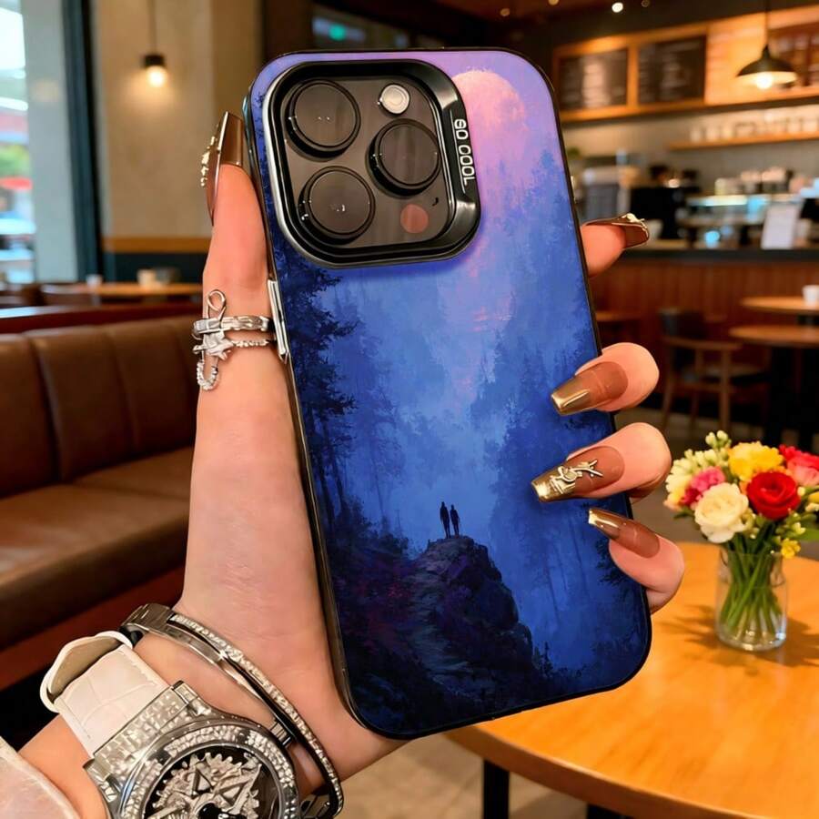 Cubierta de telefono con diseño de paisaje nocturno azul oscuro con silueta de personas en montaña y texto SO COOL para uso diario en cafeterias y salas de estar - Negro - Ver 1