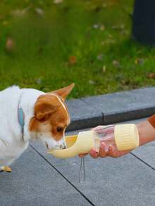 1 pieza Botella de agua portátil de plástico para mascotas para uso en exteriores, resistente a altas temperaturas, adecuada para pasear perros, viajar, beber agua para gatos, alimentar, contenedor de comida y agua, suministros para mascotas de mano - 500ml - Ver 5