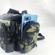1个多隔层防水钓具包，迷彩和几何图案可选，纯色可选，拉链封口，肩带。是户外徒步、露营和钓鱼装备收纳的理想之选。