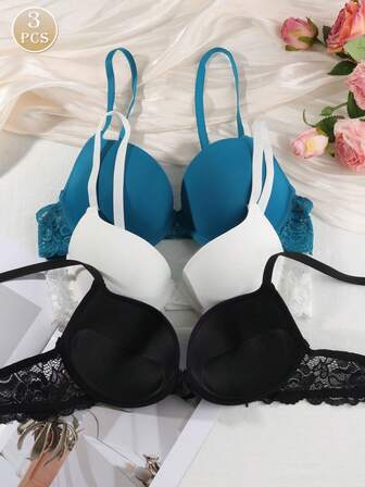 3 st. Elegant, lätt vadderad push up-bh med bygel och spetskontrast.