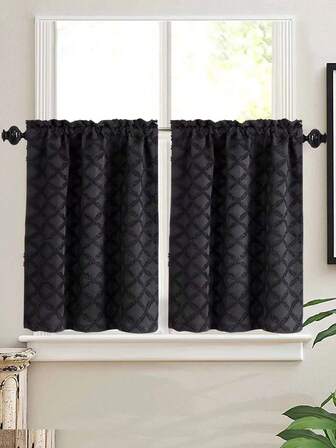 2片黑色天鹅绒小窗帘，纯涤纶面料，可水洗，30*30英寸