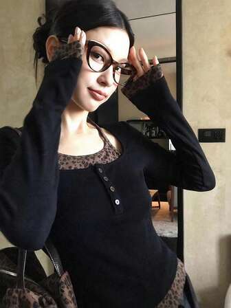 女士U领露背长袖T恤，美式性感风格，豹纹拼接纽扣设计，时尚休闲修身短款上衣，适合春秋季穿着