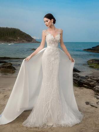 奢华白色正式晚礼服，带拖尾，适合新娘穿着。