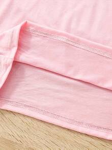 Esta nueva camiseta de manga corta para niñas, 100% algodón, luce modernos estampados de dibujos animados y un corte holgado, informal y versátil. Confeccionada con un tejido suave y delicado con la piel, es suave con la piel sensible de tu hija, permitiéndole libertad de movimiento y comodidad durante reuniones familiares, actividades escolares o juegos al aire libre. - Rosa - Ver 5