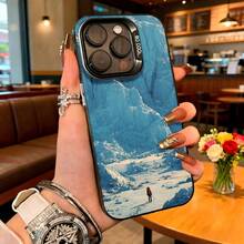 Cubierta de telefono con diseño de montaña nevada azul para iPhone 14 Pro Max protector de pantalla con imagen de escalador en nieve estilo alpino ideal para uso diario y viajes - Negro - Ver 2