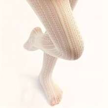 زوج من جوارب النساء الأنيقة والعتيقة - تصميم مفرغ رقيق، 100% بوليستر، قابل للغسل باليد، أبيض نقي، مناسب للأناقة، تشذيب بالدانتيل