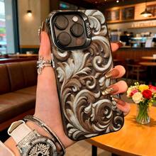 Cubierta de telefono con diseño barroco elegante en tonos marrones y blancos para iPhone 14 Pro Max funda protectora con estampado floral vintage ideal para uso diario en cafeterias y eventos sociales - Negro - Ver 1