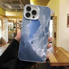 Cubierta de telefono con diseño de montaña azul para iPhone 14 Pro Max con texto So Cool y estampado de nieve y persona caminando ideal para uso diario en cafeterias y exteriores - Blanco - Ver 7