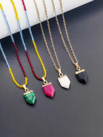 1件天然石吊坠项链，不锈钢链，搭配孔雀绿、黑曜石、红玛瑙、白玉和彩色珠子，适合女性日常佩戴。