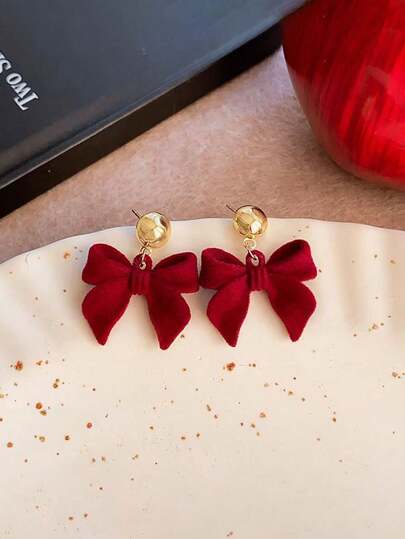 一对秋冬季蝴蝶结绒面赫本风格耳环，兼具高端复古气质，时尚百搭。