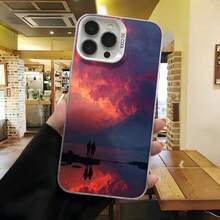 Cubierta de telefono con diseño de puesta de sol en el lago color morado y naranja con pareja caminando reflejada en agua para uso diario en cafeterias y salas de estar - Negro - Ver 3