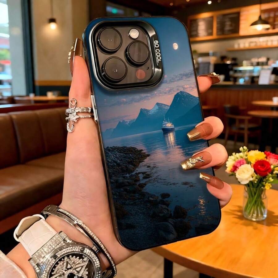 Cubierta de telefono con diseño de paisaje montano y barco azul oscuro para iPhone 14 Pro Max con texto SO COOL ideal para uso diario en cafeterias y viajes - Negro - Ver 1