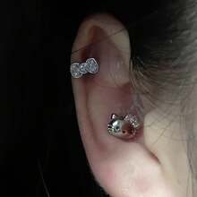 Sanrio 两件官方授权的三丽鸥饰品，时尚、优雅又可爱。猫咪全钻蝴蝶结耳环，简约百搭的钛钢螺丝耳环，适合日常佩戴或作为节日礼物送给朋友，四季皆宜。 - 彩色 - 查看 8