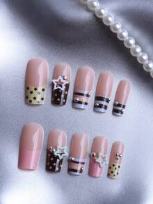 Juego de regalo de 24 uñas acrílicas cuadradas de tamaño mediano, con diseños de rayas de colores de caramelo, bloques de color rosa y marrón, diseños juguetones de lunares, corazones calados de cinco puntas, bolas de acero plateado redondeadas. Uñas postizas adecuadas para citas, fiestas, salidas y otras ocasiones. Las uñas postizas incluyen 1 pieza de gel de gelatina y 1 lima de uñas.