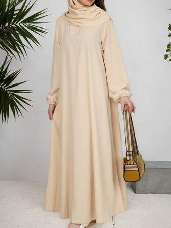 优雅的阿拉伯风格编织连衣裙，主教袖，圆领，不对称设计细节