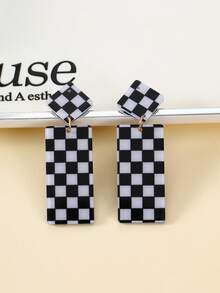 一对黑白棋盘格纹长耳环，适合日常佩戴和派对场合。 - 黑與白 - 查看 2