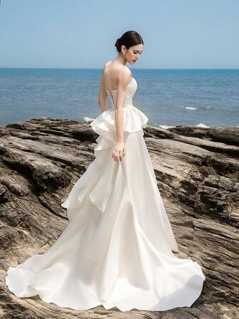 Vestido de novia de línea A con volantes de satén blanco romántico de HEARBOBO