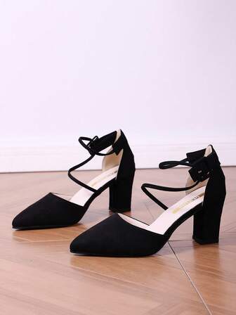 一双时尚青少年高跟凉鞋，休闲度假高跟凉鞋，优雅舒适的沙滩凉鞋