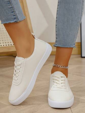 女士休闲运动白色运动鞋，时尚轻便舒适透气，适合学生穿着，是步行、购物、日常穿着的理想之选，适合各种脚型，无论脚型偏瘦或偏胖，可爱系带白色鞋款，轻薄舒适。