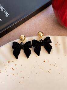 一对秋冬季蝴蝶结绒面赫本风格耳环，兼具高端复古气质，时尚百搭。 - 彩色 - 查看 8