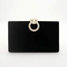 Una elegante e raffinata borsa da sera da donna di forma quadrata di colore nero, con una chiusura rotonda in metallo e decorata con diamanti. È portatile e alla moda, versatile ed elegante. È una borsa perfetta per feste nobili, banchetti, matrimoni, feste e balli. Può essere abbinata ad abiti da sera, gonne e abiti da sposa per lo shopping ed essere utilizzata come borsa a mano, a spalla o a tracolla grazie alla sua catenella in metallo. Il design è semplice e alla moda, adatto anche per mostre e passerelle.